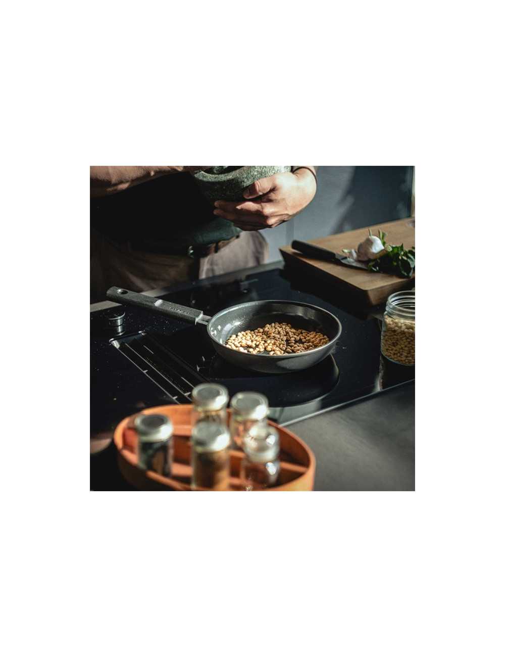 FISKARS PATELNIA 24 CM Z POWŁOKĄ NIEPRZYWIERAJĄCĄ HARD FACE