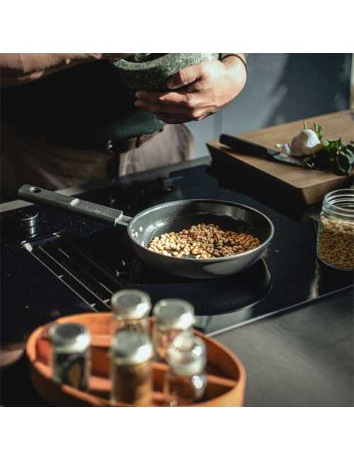 FISKARS PATELNIA 24 CM Z POWŁOKĄ NIEPRZYWIERAJĄCĄ HARD FACE