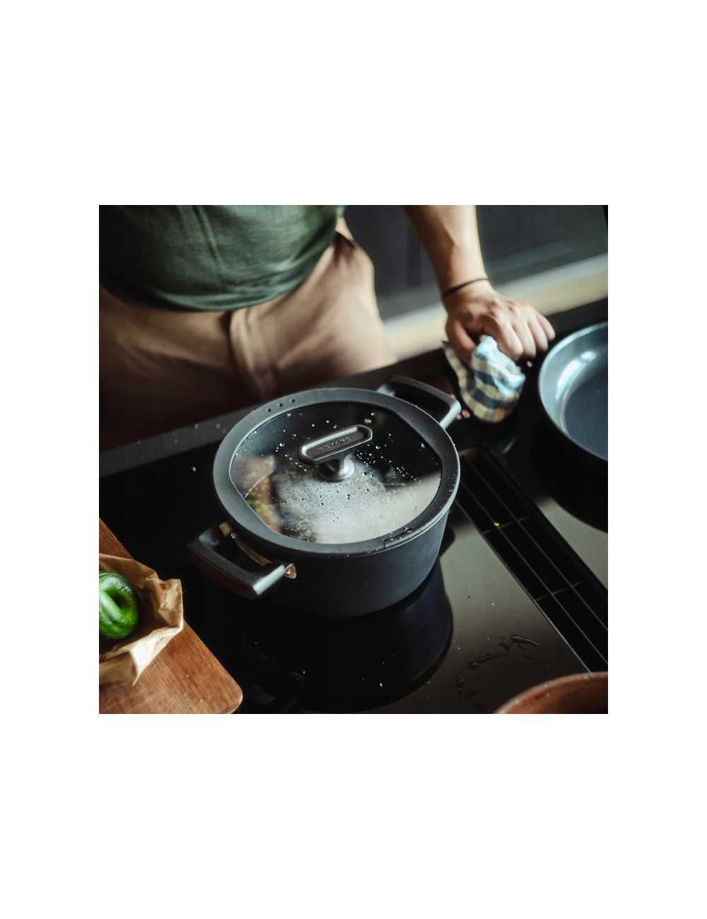 FISKARS GARNEK 3,5 L Z POWŁOKĄ NIEPRZYWIERAJĄCĄ I Z POKRYWKĄ HARD FACE